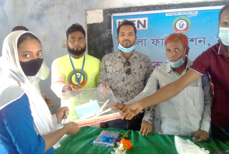এসএসসি পরীক্ষার্থীদের মাঝে পরীক্ষা উপকরণ বিতরণ