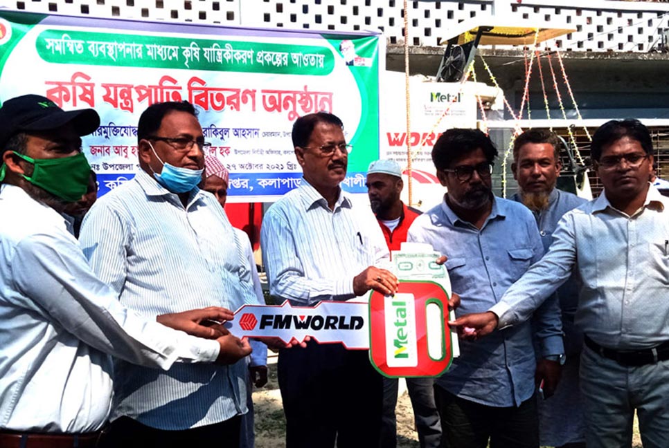 কৃষকের মাঝে কম্বাইন্ড হারভেস্টার বিতরণ