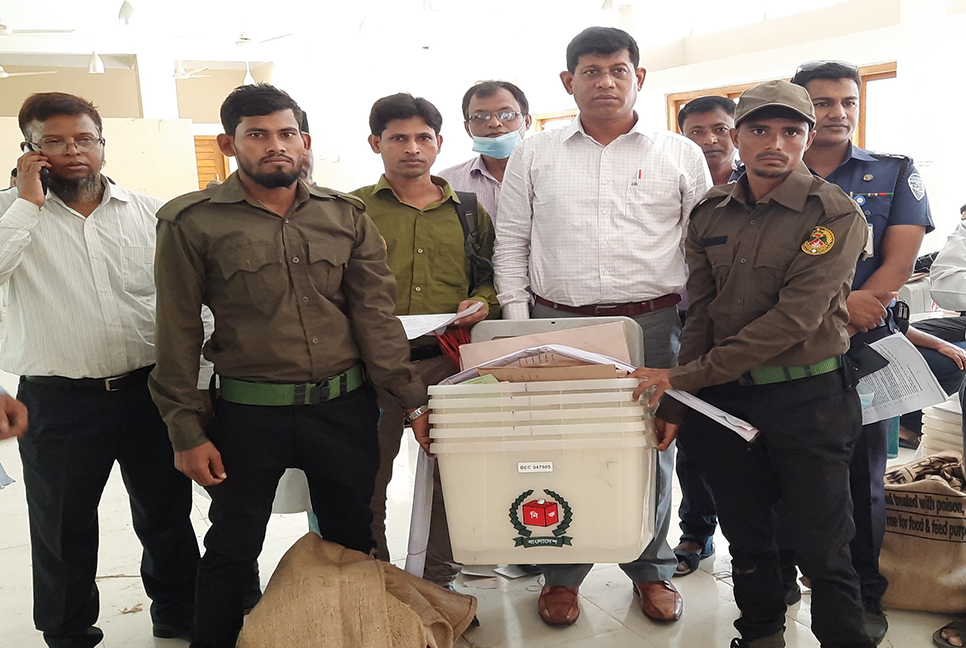 নাসিরনগরে ১৩ ইউপিতে নির্বাচন কাল, নির্বাচনী সরঞ্জাম বিতরণ