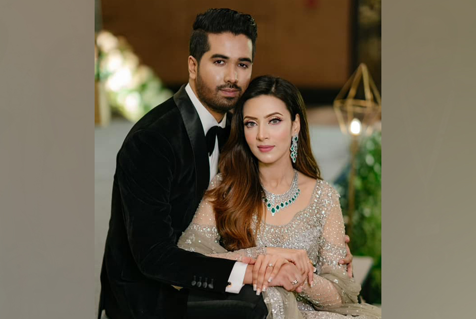 'বিশেষ মানুষ'কে প্রকাশ্যে এনেই সুখবর দিলেন মিম!