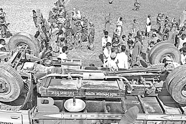 ধান কাটার ৫০ শ্রমিক নিয়ে ট্রাক খাদে, নিহত ২
