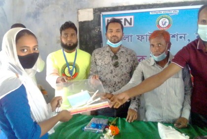 এসএসসি পরীক্ষার্থীদের মাঝে পরীক্ষা উপকরণ বিতরণ