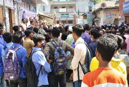 বরিশালে নিত্যপণ্যের দাম কমানোর দাবিতে বিএনপির বিক্ষোভ