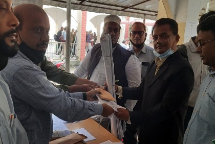 নোয়াখালীতে ইউপি নির্বাচনের সরঞ্জাম বিতরণ