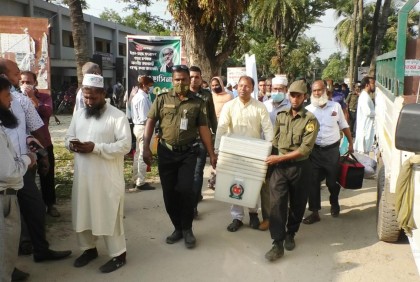 জামালপুরে ইউপি নির্বাচনের সরঞ্জাম বিতরণ 