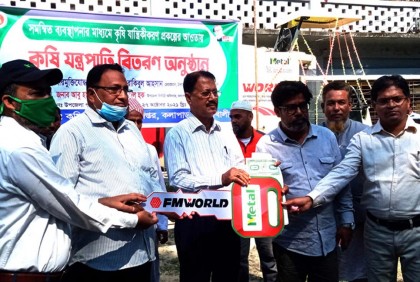 কৃষকের মাঝে কম্বাইন্ড হারভেস্টার বিতরণ