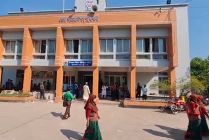 পটুয়াখালীর কেন্দ্রে কেন্দ্রে যাচ্ছে নির্বাচনী সরঞ্জাম