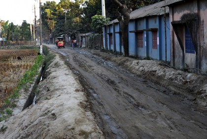 ধুলাবালিতে ভরা রাস্তা, মানুষের দুর্ভোগ