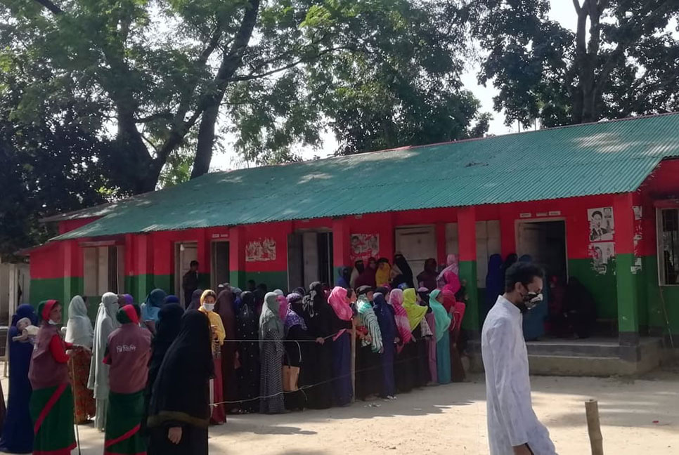 ‘বহু দিন পর ভোট দিবার পাইয়া ঈদের আনন্দ লাগতাছে’