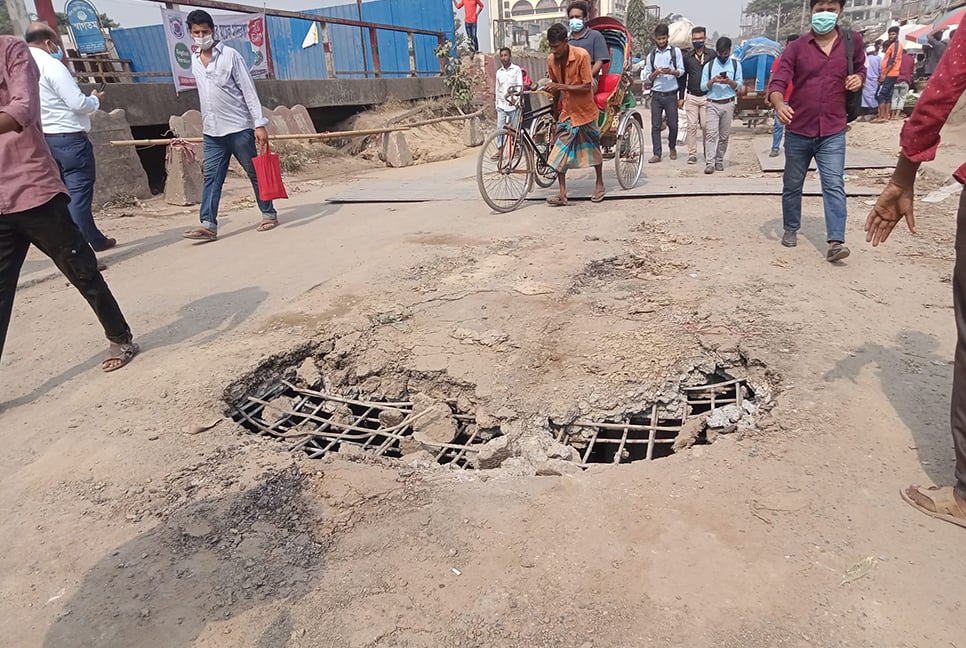 আব্দুল্লাহপুরে বেইলি ব্রিজ ভেঙে রাস্তা বন্ধ