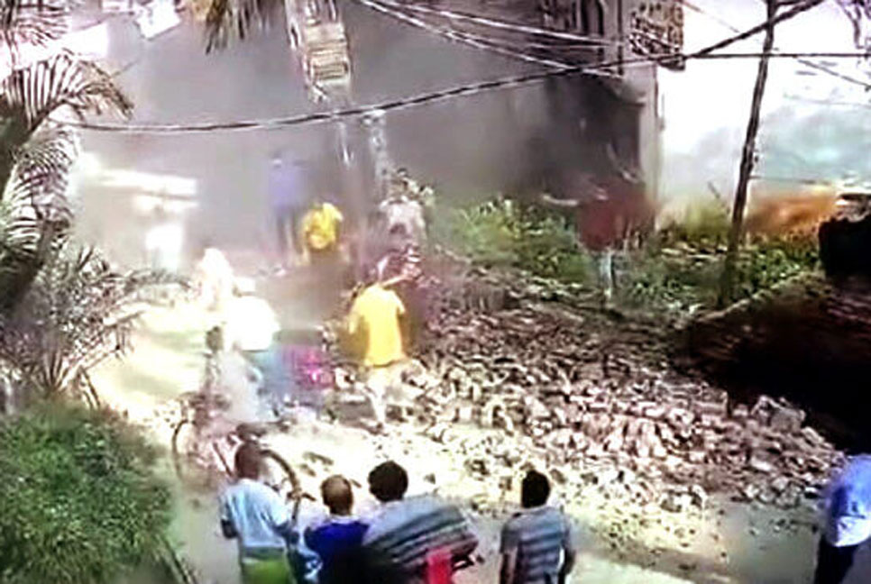 দেয়ালচাপায় শিশুর মৃত্যু: কোটি টাকা ক্ষতিপূরণ চেয়ে আইনি নোটিশ
