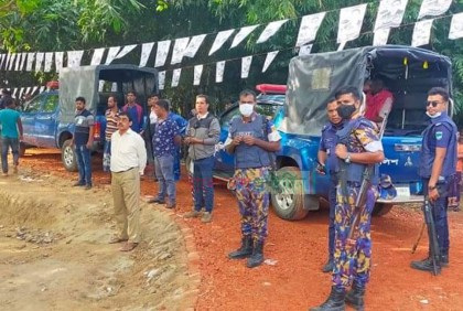 মুজিবনগরে উত্তেজনা থামাতে পুলিশের ফাঁকা গুলি