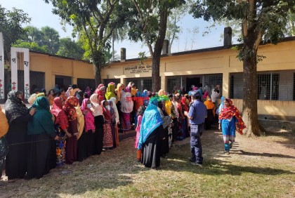 জয়পুরহাটে ৭টি ইউপিতে ভোটগ্রহণ  চলছে 