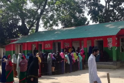 ‘বহু দিন পর ভোট দিবার পাইয়া ঈদের আনন্দ লাগতাছে’