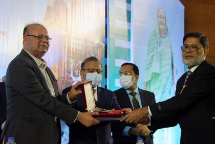 জাতীয় পল্লী উন্নয়ন স্বর্ণপদক পেলেন
কৃষি বিজ্ঞানী ড. জাকারিয়া