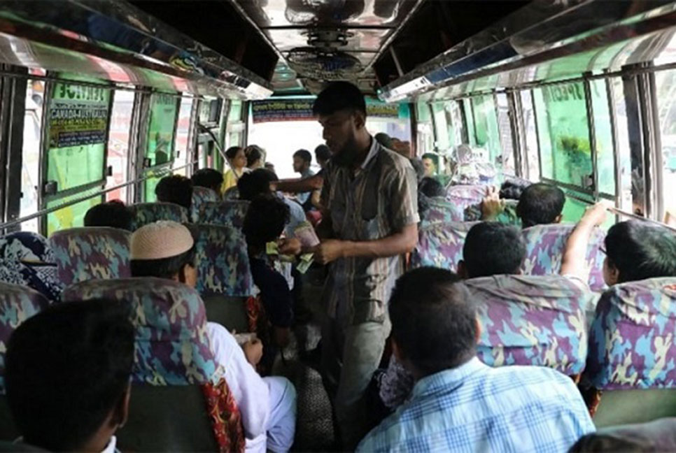 ভাড়া নিয়ে বাকবিতণ্ডা, চলন্ত বাস থেকে যাত্রীকে ধাক্কা!