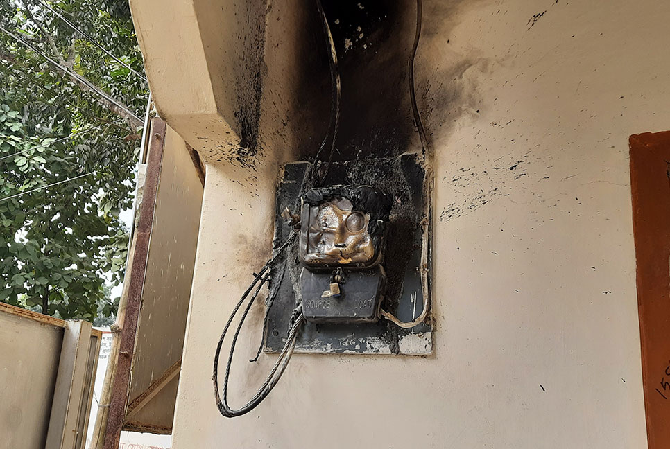 বৈদ্যুতিক মিটারে দুর্বৃত্তদের অগ্নিসংযোগ