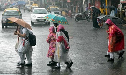 সকাল থেকে গুঁড়ি গুঁড়ি বৃষ্টি,  রাজধানীতে শীতের আমেজ