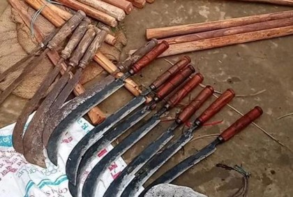 ধামরাইয়ে পুকুর থেকে দেশীয় অস্ত্র উদ্ধার