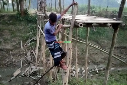 ভোট না দেওয়ায় সাঁকো ভেঙে ফেললেন প্রার্থী!

