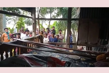 পোস্টার ছেড়াকে কেন্দ্র করে সাবেক মেম্বারের বাড়িতে হামলা-লুটপাট