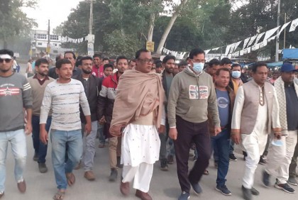 আওয়ামী লীগের চেয়ারম্যান প্রার্থীর নেতাকর্মীদের উপর 
হামলার প্রতিবাদে বিক্ষোভ 