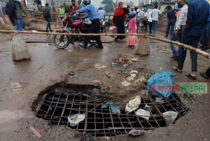 ঝুঁকিপূর্ণ বেইলি ব্রিজ দিয়ে যানবাহন চলাচল