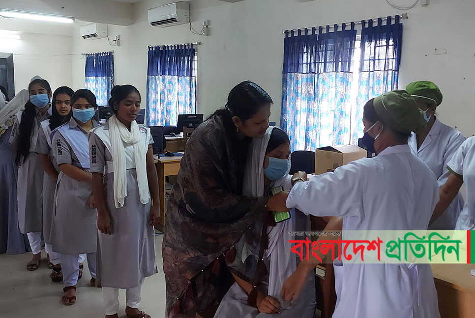 গোপালগঞ্জে শিক্ষার্থীদের টিকাদান কার্যক্রম শুরু