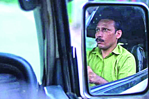 গোল্ডেন পিকক লড়াইয়ে ‘পায়ের তলায় মাটি নাই’