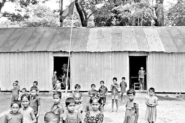 বালুচরে টিনের ঘরে পাঠদান