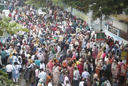 পরীক্ষাকেন্দ্রের সামনে অভিভাবকদের ভিড়

