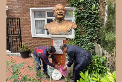 লন্ডনে বঙ্গবন্ধুর ভাস্কর্যে তথ্যমন্ত্রীর শ্রদ্ধা নিবেদন

