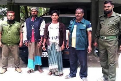 সুন্দরবনে বিষ দিয়ে মাছ শিকার, দুই জেলে আটক