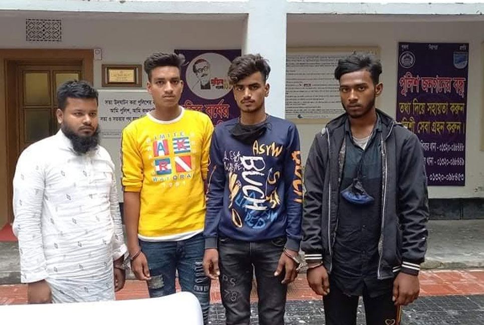 শিবচরে অস্ত্রসহ ৪ যুবক আটক