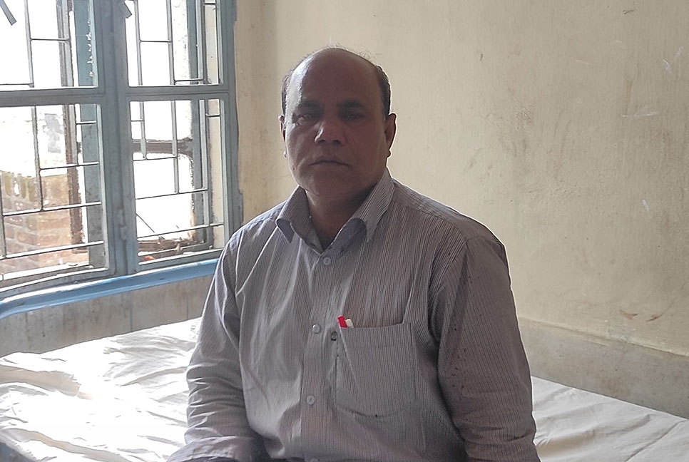 প্রধান শিক্ষকের নাক 
ফাটালেন সহকারী শিক্ষক!