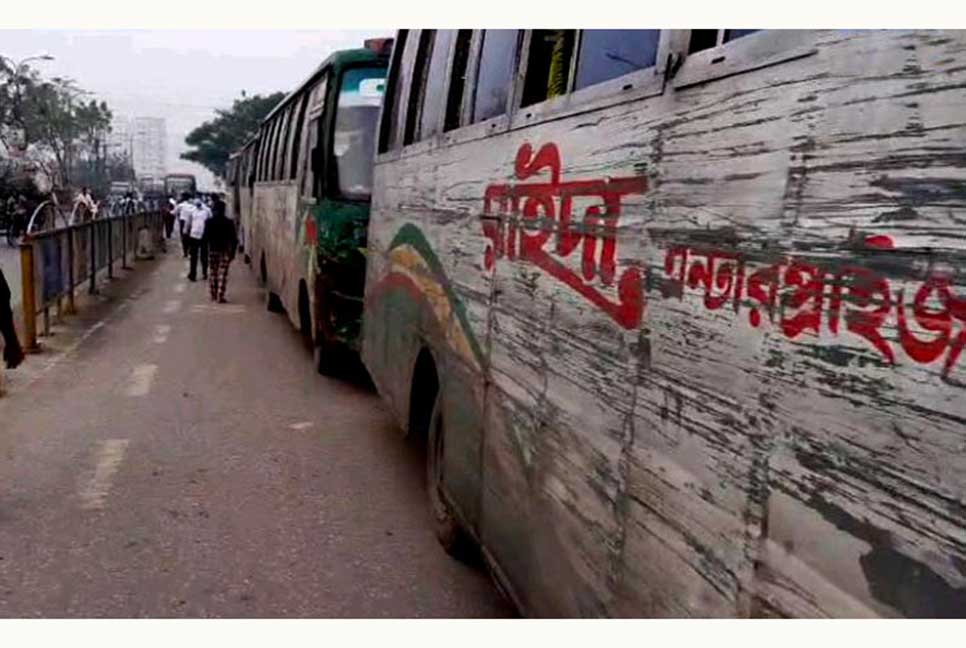 শিক্ষার্থীকে ধাক্কা দিয়ে নামিয়ে দেওয়ায় রাইদার বেশকিছু বাস আটক


