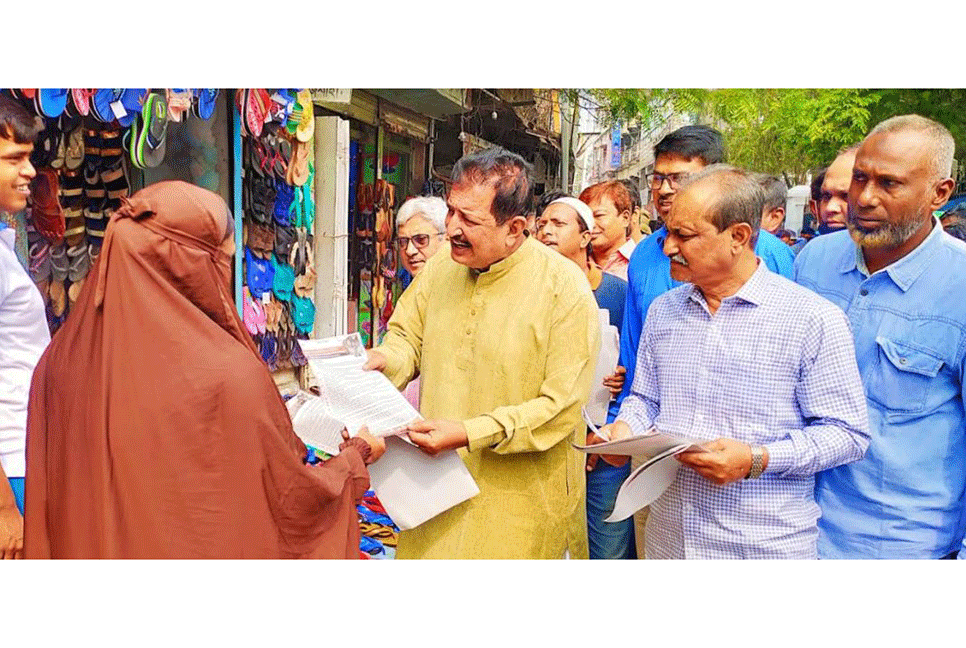 দ্রব্যমূল্য বৃদ্ধির প্রতিবাদে রাজশাহীতে বিএনপির লিফলেট বিতরণ