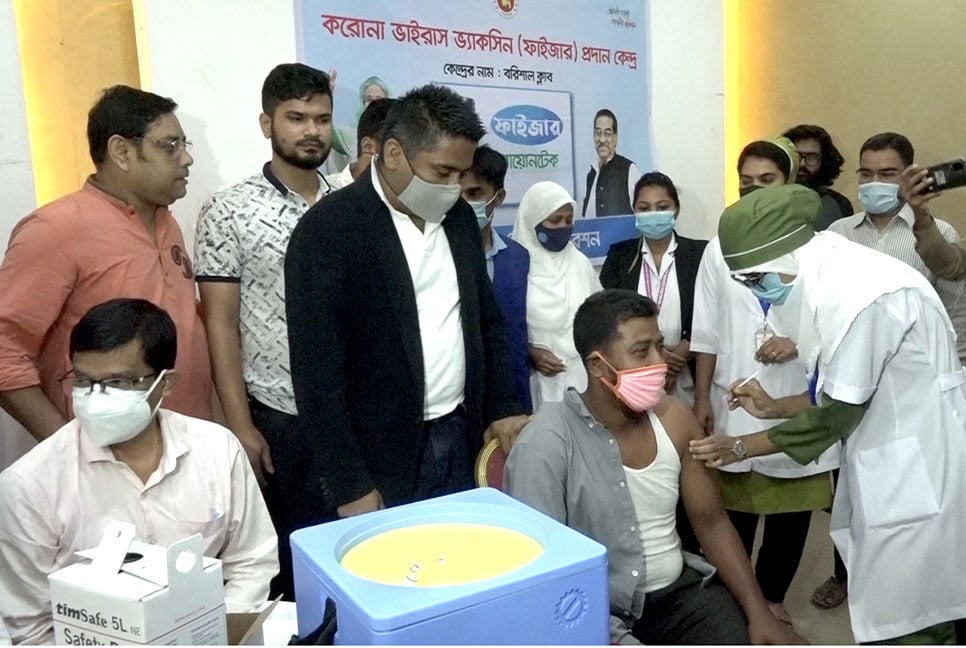 বরিশালে এইচএসসি পরীক্ষার্থীদের টিকা প্রদান শুরু