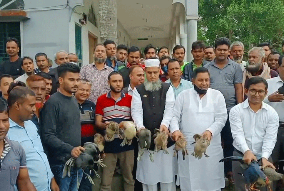 বাগেরহাটে ৪০ অতিথি পাখি উদ্ধার ও অবমুক্ত