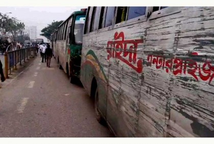 শিক্ষার্থীকে ধাক্কা দিয়ে নামিয়ে দেওয়ায় রাইদার বেশকিছু বাস আটক

