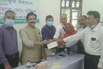জয়পুরহাটে জেলা পরিষদের অনুদানের চেক বিতরণ