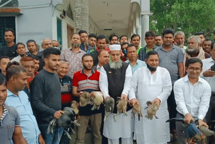 বাগেরহাটে ৪০ অতিথি পাখি উদ্ধার ও অবমুক্ত