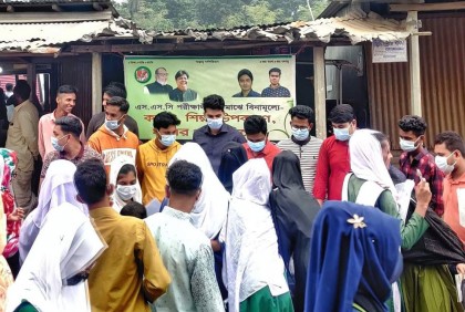 শ্রীপুরে পরীক্ষার্থীদের মাঝে শিক্ষা উপকরণ বিতরণ