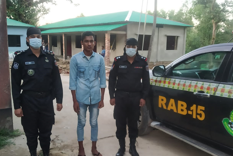 টেকনাফে ৮ হাজার ইয়াবাসহ রোহিঙ্গা আটক