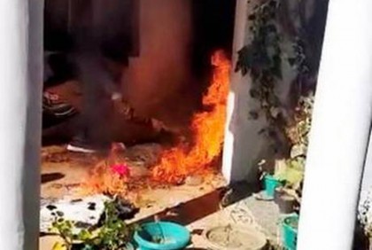 ভারতের সাবেক মন্ত্রী সালমান খুরশিদের বাড়িতে বিজেপি কর্মীদের অগ্নিসংযোগ