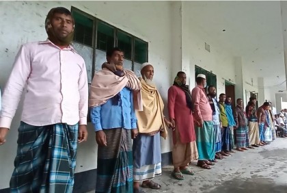 মাদারীপুরে শিক্ষককে হুমকির প্রতিবাদে মানববন্ধন