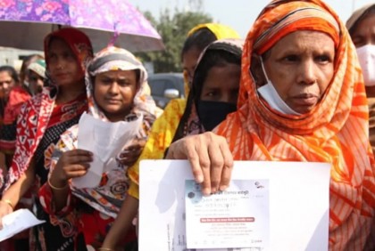 টিকা নিতে কড়াইল বস্তিতে দীর্ঘলাইন

