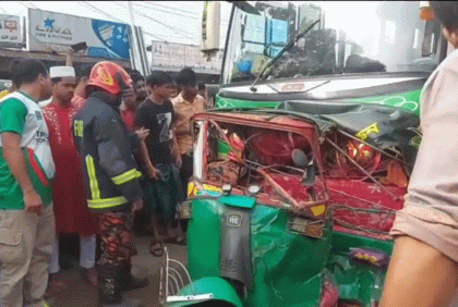 নিয়ন্ত্রণ হারিয়ে যাত্রীবাহী বাস ফুটপাতে, আহত ১০