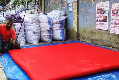 শীতের আগমনে লেপ-তোশক তৈরিতে ব্যস্ত কারিগররা