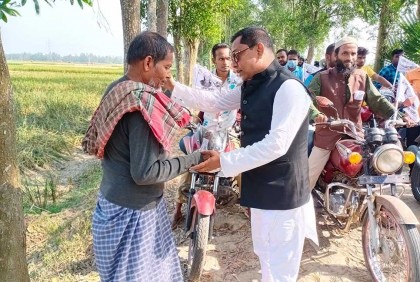 নৌকায় ভোট চেয়ে শাজাহানপুরে গণসংযোগ 

